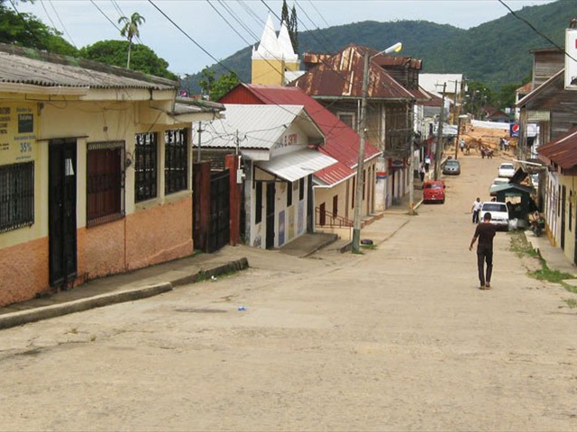 012-calle-trujillo-al-fondo-la-iglesia