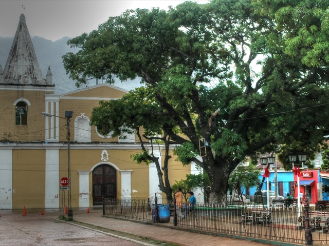 DSC_0519-Town-square-church_a